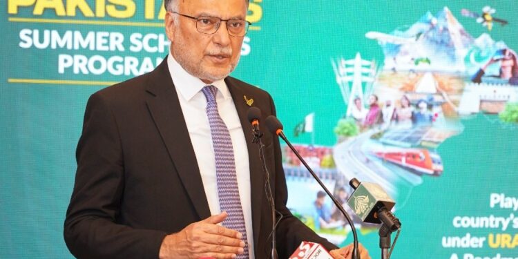 پاکستان کی اصل طاقت ایٹم بم نہیں نوجوان نسل ہے، نوجوانوں پر سرمایہ کاری ہی روشن مستقبل کی ضمانت ہے، وفاقی وزیر احسن اقبال
