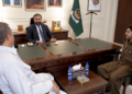 وزیر اعلیٰ بلوچستان کی دونوں ہاتھوں سے معذور اور حوصلے کے حامل ہونہار طالب علم رفیع اللہ سے ملاقات