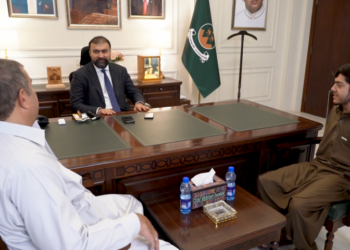 وزیر اعلیٰ بلوچستان کی دونوں ہاتھوں سے معذور اور حوصلے کے حامل ہونہار طالب علم رفیع اللہ سے ملاقات