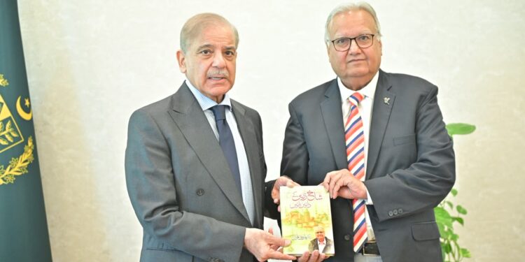 وزیراعظم محمد شہباز شریف سے معروف دانشور، مصنف اور کالم نگار ڈاکٹر فاروق عادل کی ملاقات