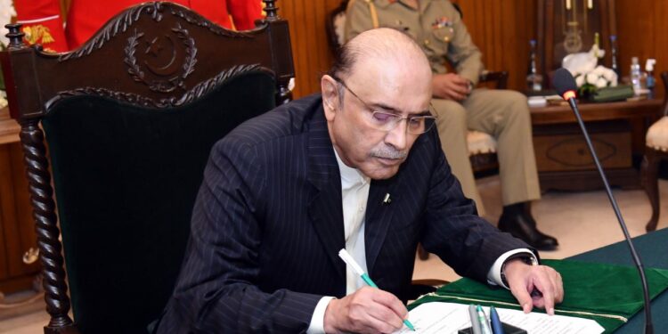 کشمیری بھائیوں اور بہنوں کے منصفانہ مؤقف اور جائز جدوجہد کی غیر متزلزل حمایت جاری رکھیں گے ، صدرآصف علی زرداری کا یومِ شہدائے کشمیر پرپیغام