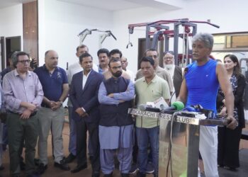 کراچی پریس کلب کے سینئر ممبر طاہر صدیقی کا 3 ہزار پش اپس مکمل منفرد ریکارڈ