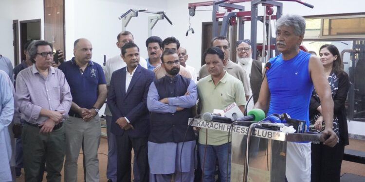 کراچی پریس کلب کے سینئر ممبر طاہر صدیقی کا 3 ہزار پش اپس مکمل منفرد ریکارڈ