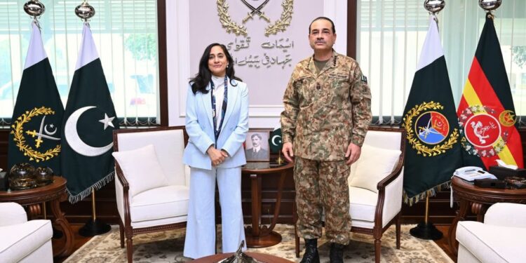 چیف آف آرمی اسٹاف و چیف آف ڈیفنس فورسز فیلڈ مارشل سید عاصم منیر سے کینیڈا کی وزیر خارجہ انیتا آنند کی ملاقات