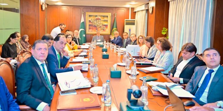 نائب وزیراعظم محمد اسحاق ڈار کی زیر صدارت بیرونِ ملک پاکستان کے سفارتی مشنز کی تنظیمِ نو سے متعلق قائم کمیٹی کا اجلاس
