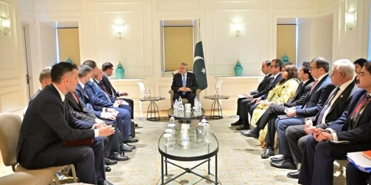 نائب وزیراعظم محمد اسحاق ڈار کی اویاک کے چیف ایگزیکٹو سے ملاقات، پاکستان میں سرمایہ کاری بڑھانے پر تبادلہ خیال