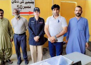 انسپیکٹر شرافت خان کا سب انسپکٹر شاہد کے ہمراہ ہل پارک ، ایل آر بی ٹی اور چنیوٹ اسپتال کے دورہ۔طبی سہولیات کا جائزہ