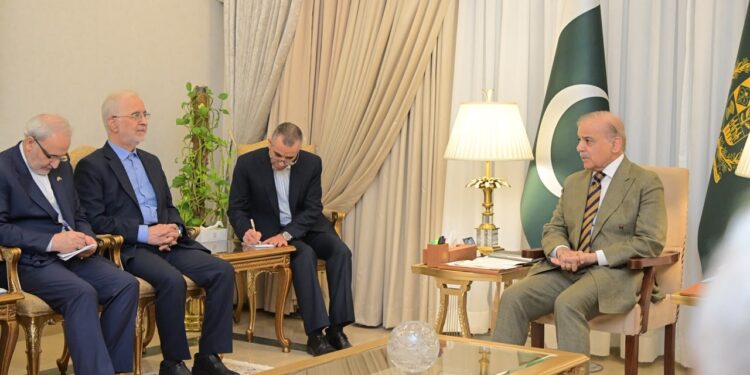وزیراعظم کا خلیج میں حالیہ کشیدگی پر گہری تشویش کا اظہار ، تمام فریق تحمل کا مظاہرہ کرتے ہوئے ایسے اقدامات سے گریز کریں جو خطے میں مزید عدم استحکام کا باعث بن سکتے ہیں۔ وزیراعظم محمد شہباز شریف کی ایرانی وزیر داخلہ اسکندر مومنی سے گفتگو
