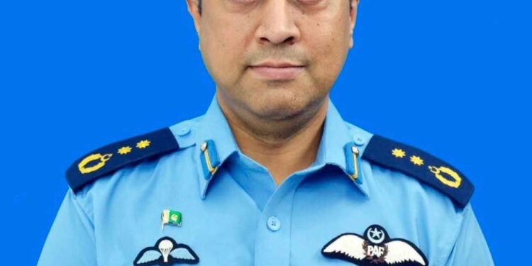 پاک فضائیہ کے بہادر گروپ کیپٹن عاصم خاتون کو بچاتے ہوئے شہید ہوگئے