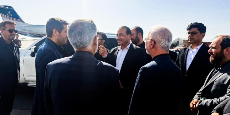 فیلڈ مارشل سید عاصم منیر ایرانی شہید سپریم لیڈر خامنہ ای کے نمازہ جنازہ میں شرکت کے بعد واپس وطن روانہ