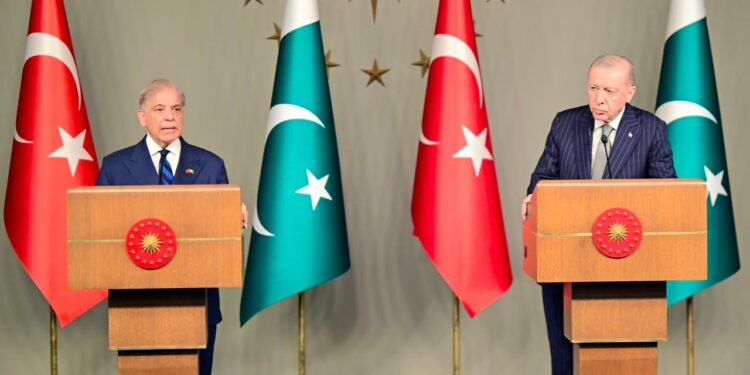 پاکستان اور ترکیہ کا باہمی تجارت کا حجم پانچ ارب ڈالر تک بڑھانے کے عزم کا اظہار ، پاکستان اور ترکیہ نے ہمیشہ ہر مشکل میں ایک دوسرے کا بھر پور ساتھ دیا ، وزیر اعظم شہباز شریف کی ترک صدر کے ہمراہ مشترکہ پریس کانفرنس