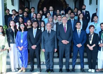 وزیراعظم کا دنیا کی ممتاز جامعات میں زیر تعلیم پاکستانی طلبہ کے پاکستان میں انٹرن شپ کے فیصلے کا خیرمقدم، اپنی تعلیم، تحقیق اور عالمی تجربے کو پاکستان کی ترقی اور خوشحالی کیلئے بروئے کار لائیں، شہباز شریف