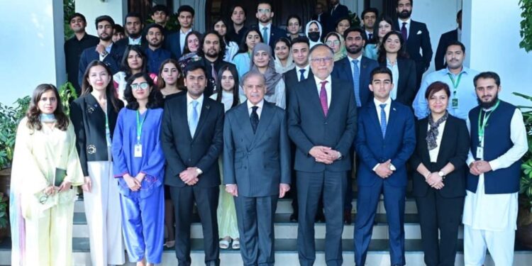 وزیراعظم کا دنیا کی ممتاز جامعات میں زیر تعلیم پاکستانی طلبہ کے پاکستان میں انٹرن شپ کے فیصلے کا خیرمقدم، اپنی تعلیم، تحقیق اور عالمی تجربے کو پاکستان کی ترقی اور خوشحالی کیلئے بروئے کار لائیں، شہباز شریف