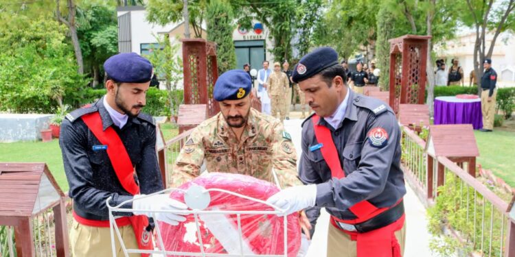 یومِ شہدائے پولیس کے حوالے سے جی او سی 40 ڈویژن میجر جنرل مدثر سعید کا اعجاز شہید پولیس لائنز ڈیرہ کا دورہ، شہداء پولیس کو خراجِ عقیدت پیش