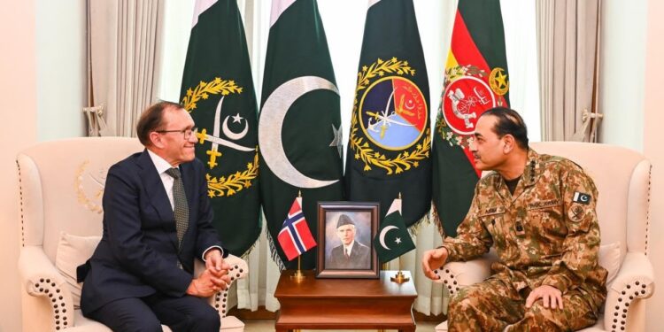فیلڈ مارشل سید عاصم منیرسے ناروے کے وزیر خارجہ ایسپن بارتھ ایرڈے کی ملاقات