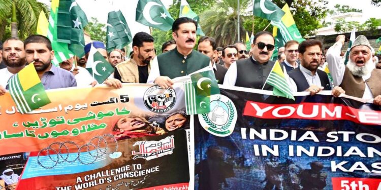 گورنر خیبرپختونخواکی قیادت میں یومِ استحصالِ کشمیر کے موقع پر یکجہتی ریلی